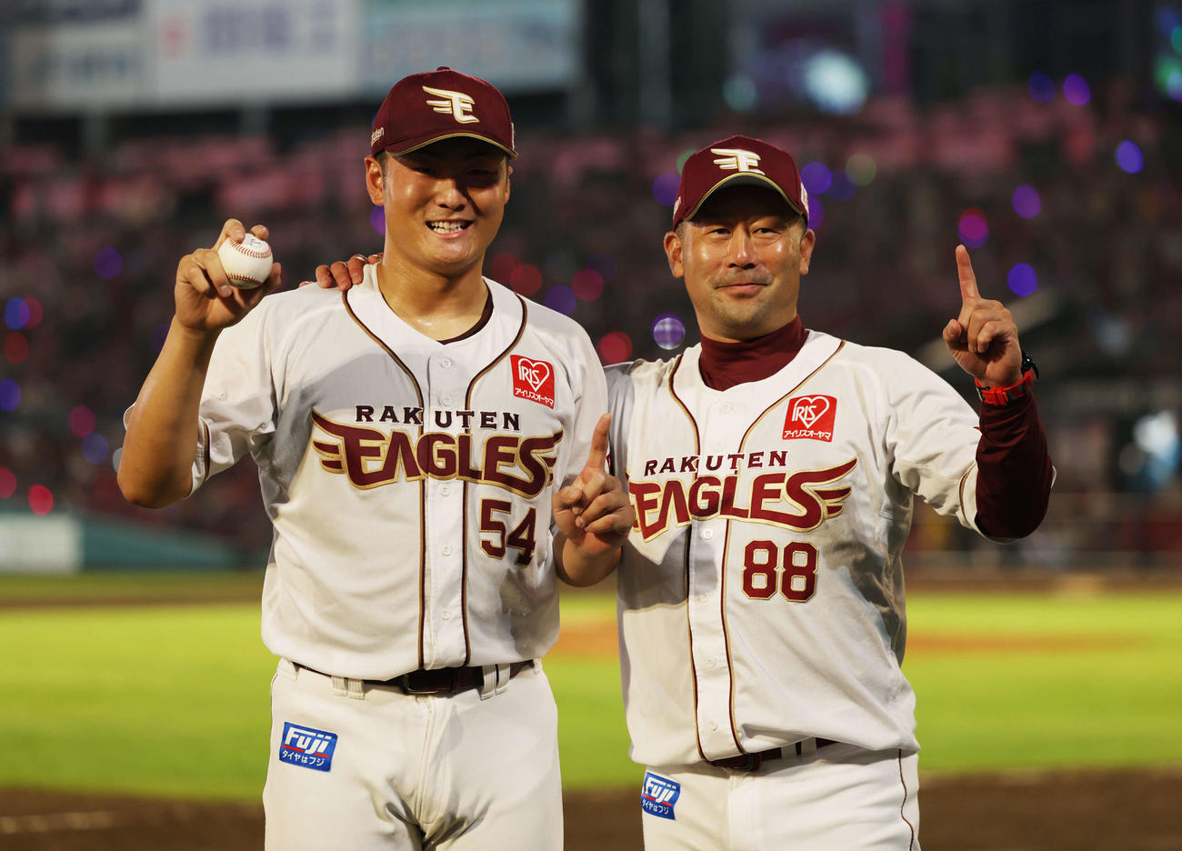 楽天対西武　初勝利をし笑顔で「1」ポーズをする楽天日当（左）と三木監督（撮影・増田悦実）