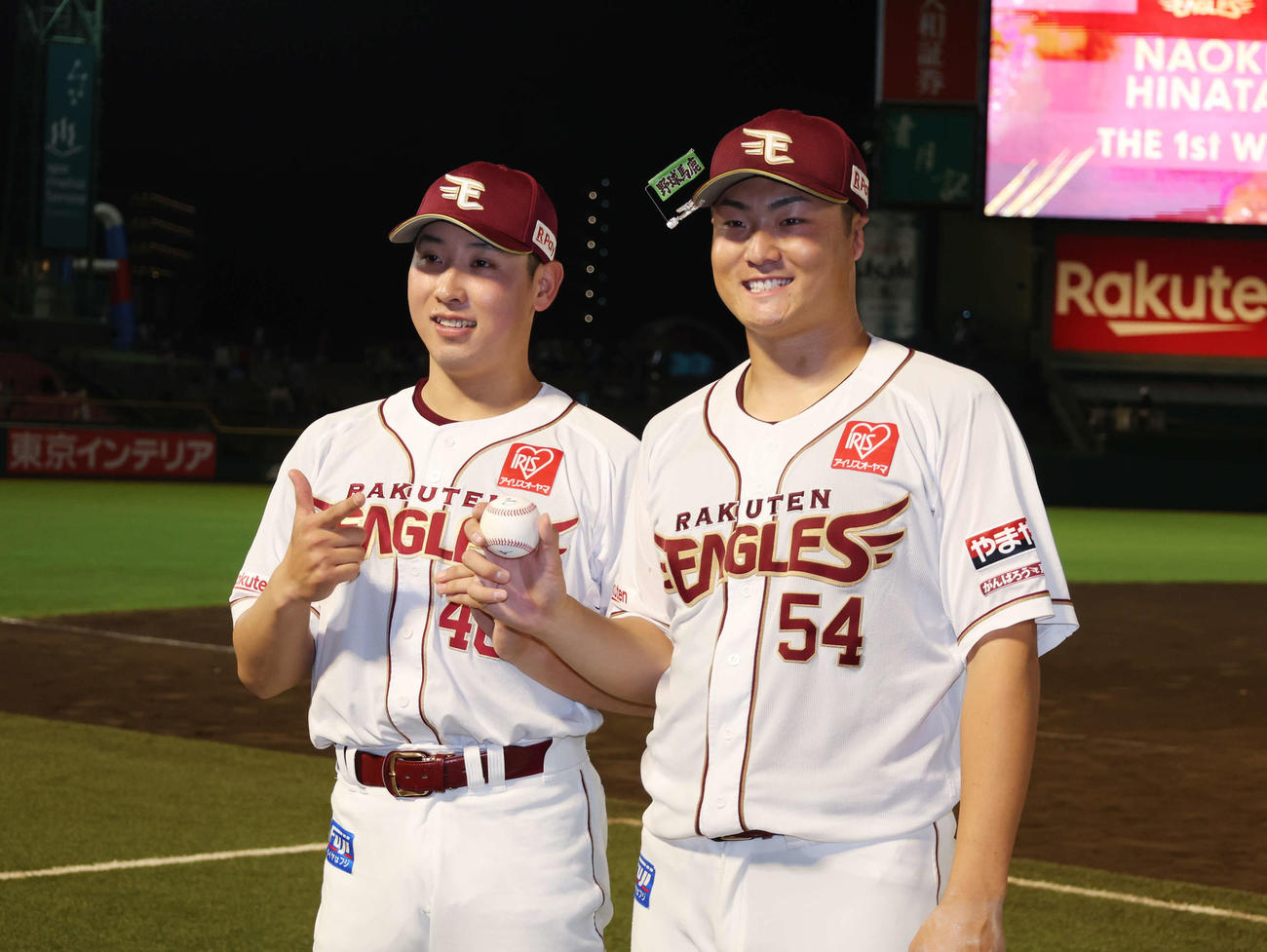 楽天対西武　笑顔でボールを見せる藤平（左）と日当（撮影・増田悦実）
