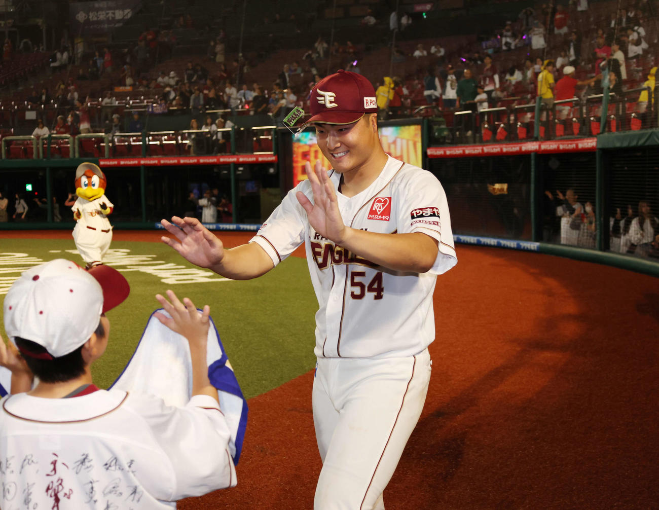 楽天対西武　初勝利しファンと笑顔でタッチを交わす楽天日当（撮影・増田悦実）