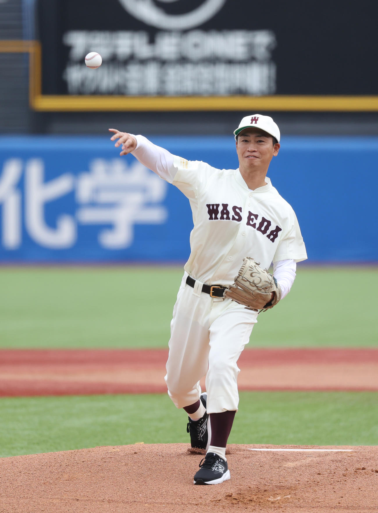 法大対早大大　始球式を務めた早大OBの青木宣親氏（撮影・柴田隆二）　　