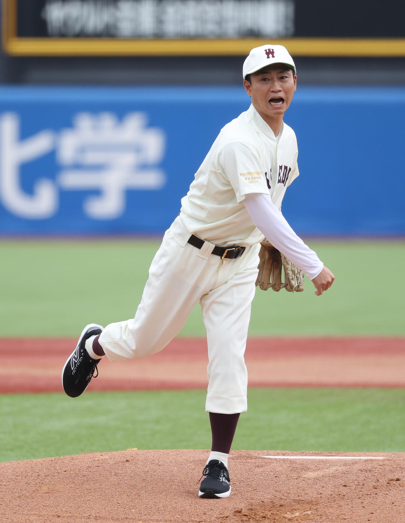 法大対早大大　始球式を務めた早大OBの青木宣親氏（撮影・柴田隆二）　　