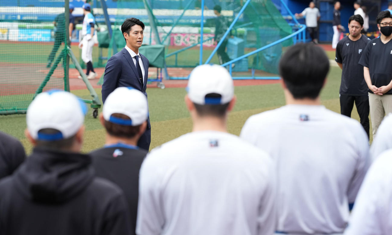 ロッテ対日本ハム　現役を引退する日本ハム若林はナインにあいさつする（撮影・鈴木みどり）