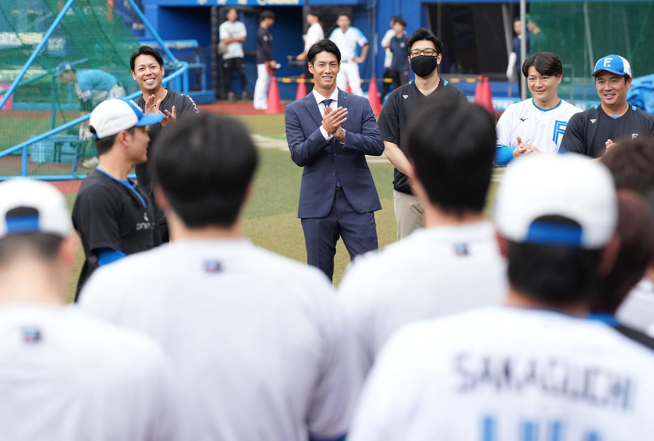 ロッテ対日本ハム　あいさつに訪れた日本ハム若林（中央）は笑顔（撮影・鈴木みどり）