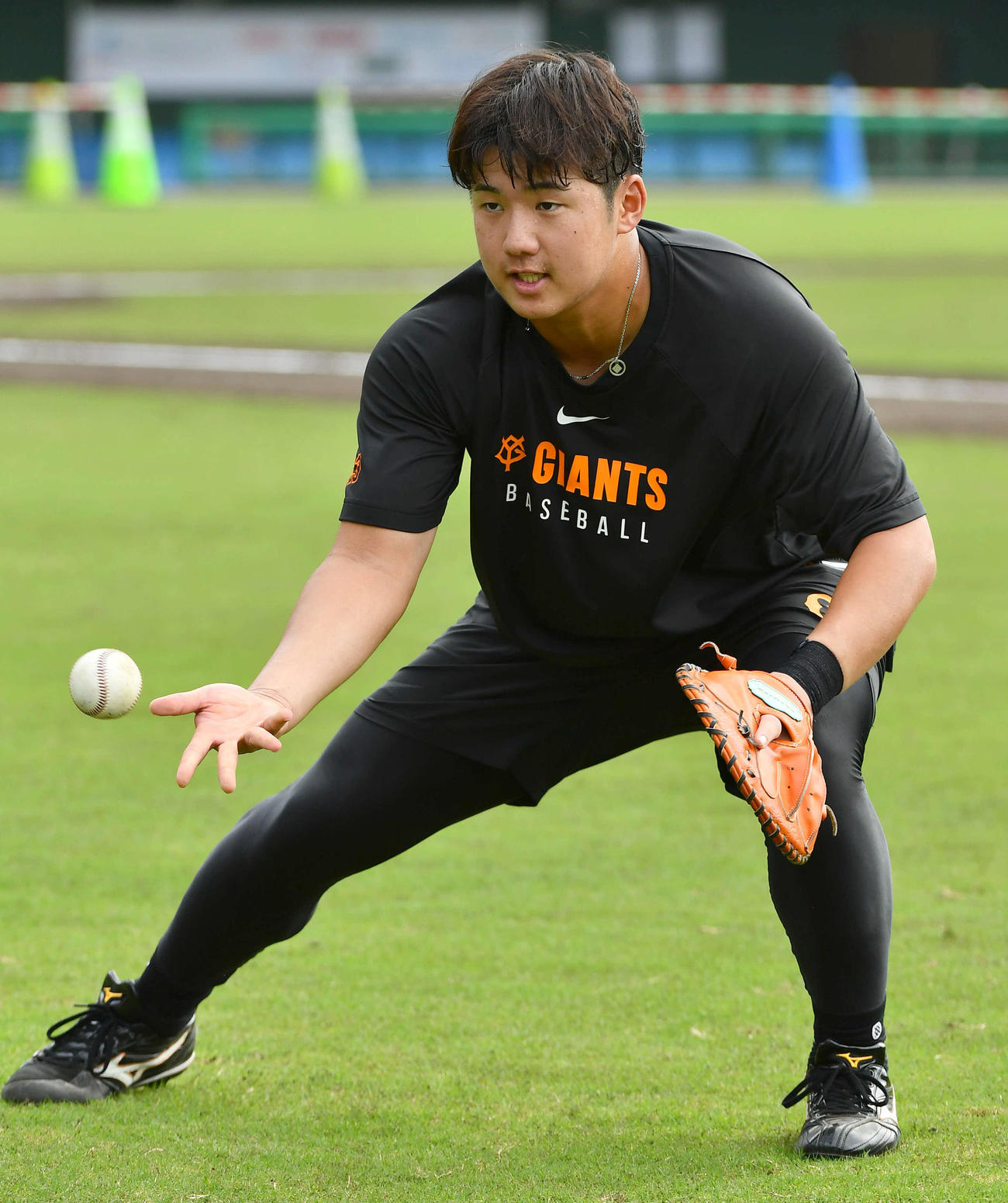 ファーム日本選手権巨人対中日　試合前、守備練習を行う巨人石塚（撮影・岩下翔太）