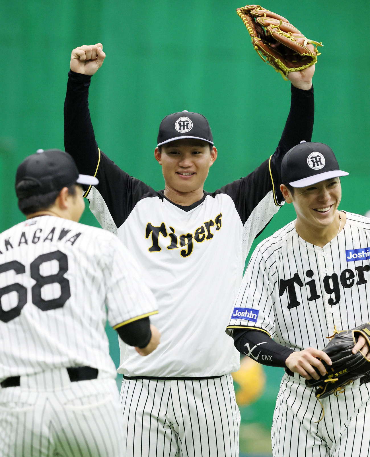 守備練習を終えガッツポーズを見せる阪神森下。左は中川、右は豊田（撮影・加藤哉）