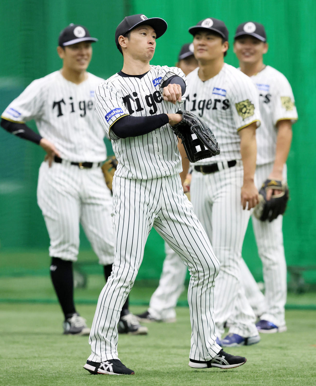 守備練習する阪神近本（撮影・加藤哉）
