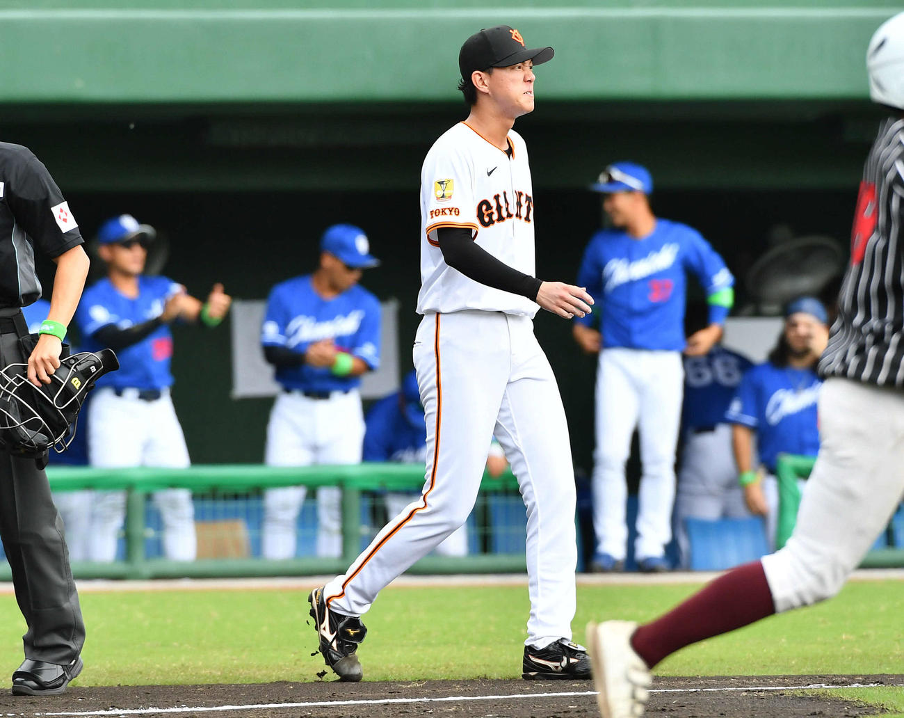 ファーム日本選手権巨人対中日　2回表中日1死一、三塁、村松に右越え適時二塁打を打たれ、悔しそうな表情を見せる園田（撮影・岩下翔太）