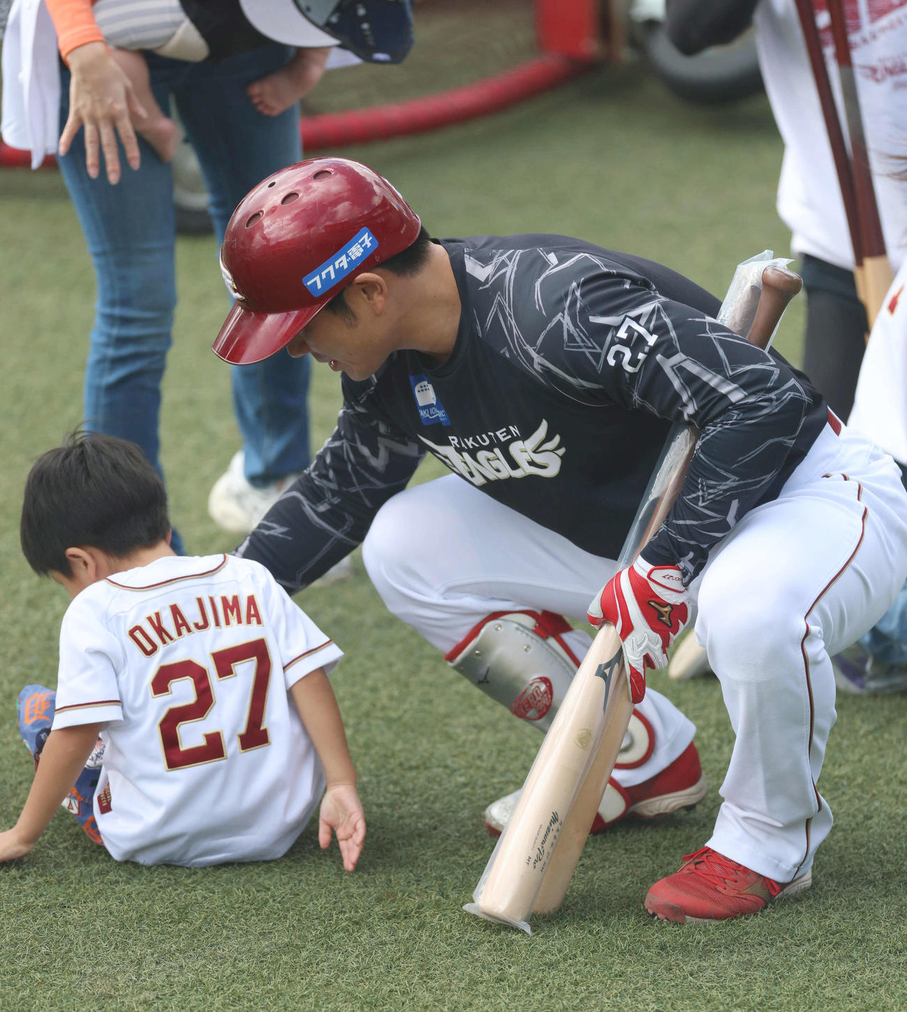 楽天対西武　練習で子供のお世話をする楽天岡島（撮影・増田悦実）