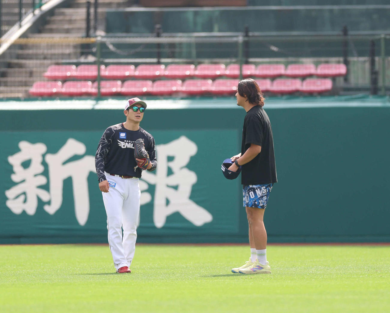 楽天対西武　練習中、話をする楽天岡島（左）と西武高橋（撮影・増田悦実）