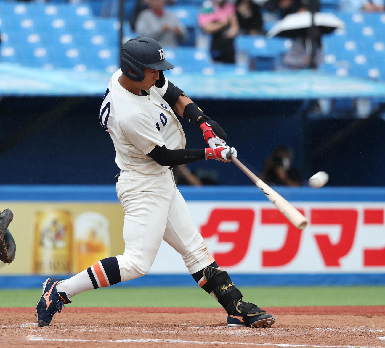 法大対早大　4回表法大1死一塁、松下は左越えに本塁打を放つ（撮影・柴田隆二）　　