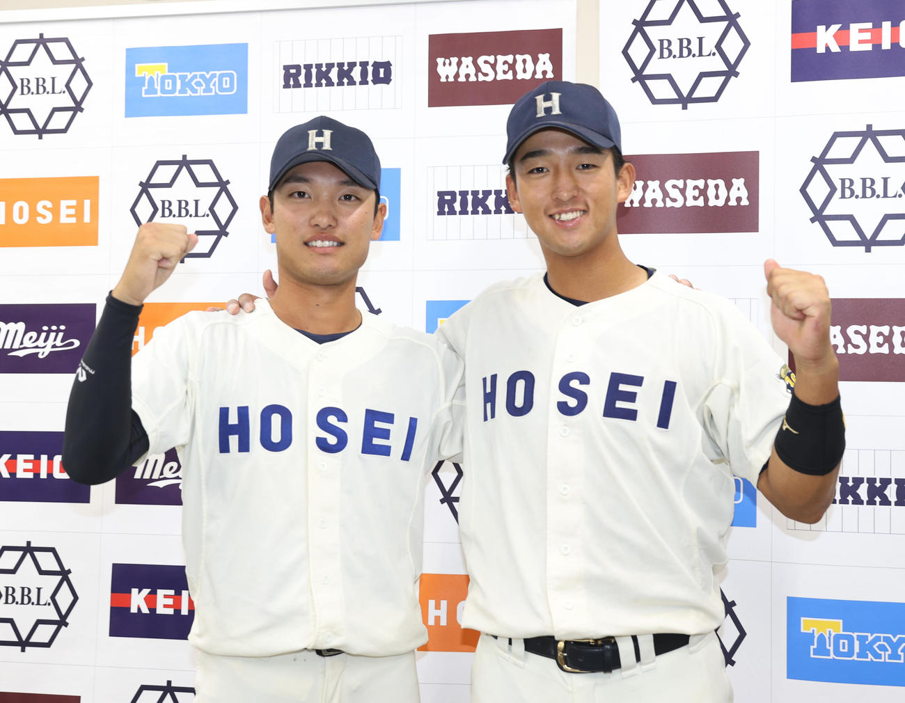 法大対早大　勝利した法大・浜岡（左）と松下はガッツポーズする（撮影・柴田隆二）　　