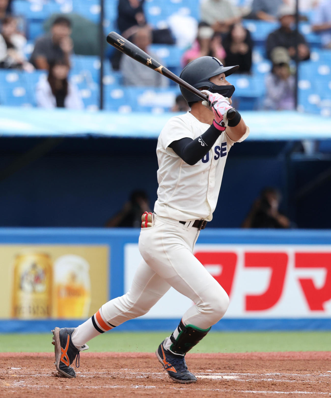 法大対早大　9回表法大1死二、三塁、代打・浜岡は右犠飛を放つ（撮影・柴田隆二）　　
