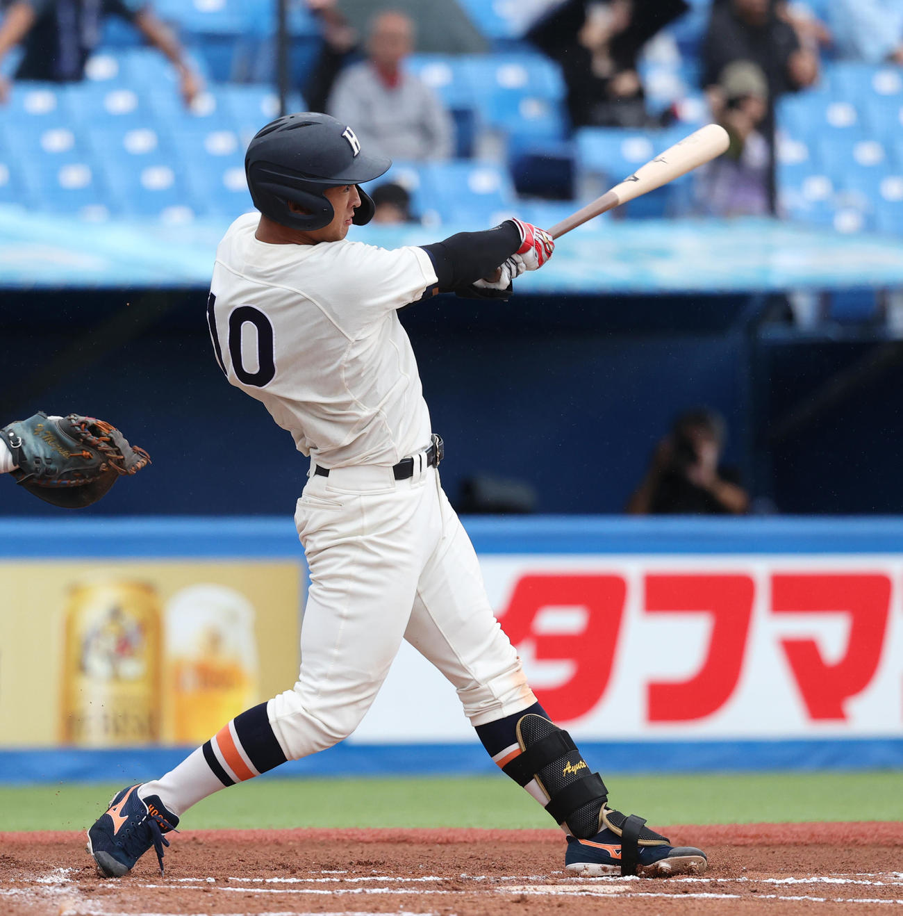 法大対早大　6回表法大1死一塁、松下は中前安打を放つ（撮影・柴田隆二）　　