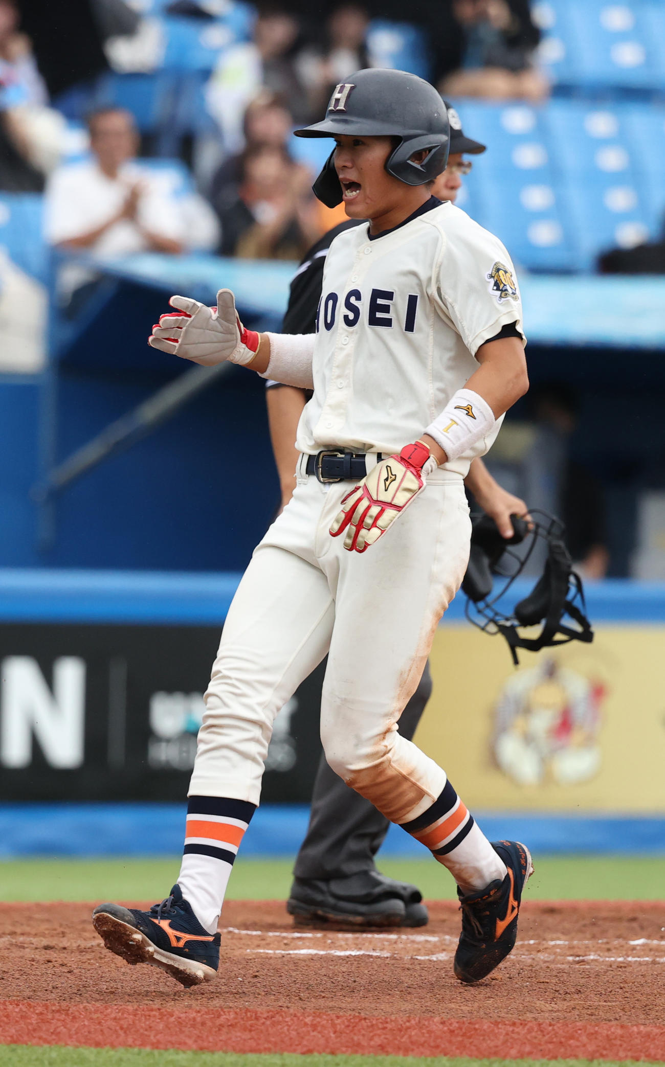 法大対早大　6回表法大1死満塁、今泉秀の右犠飛で三塁走者藤森康が生還する（撮影・柴田隆二）　　