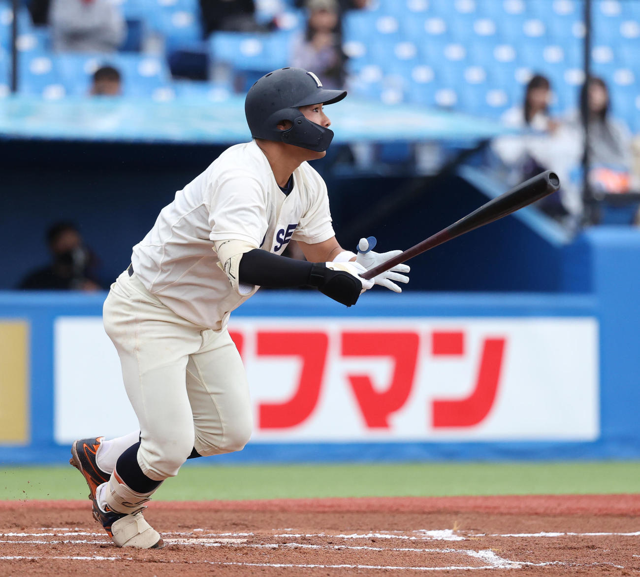 法大対早大　6回表法大1死満塁、今泉秀は右犠飛を放つ（撮影・柴田隆二）　　