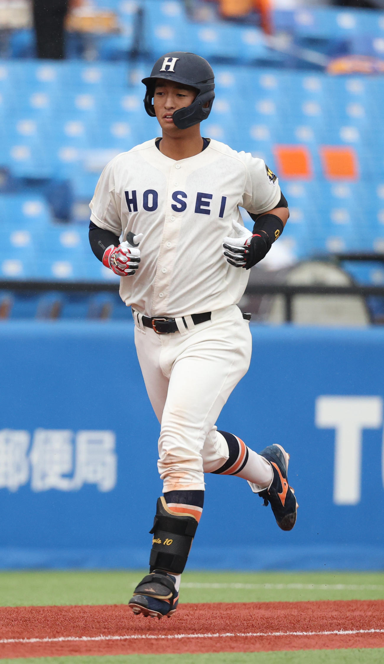 法大対早大　4回表法大1死一塁、松下は左越えに本塁打を放ち生還する（撮影・柴田隆二）　　