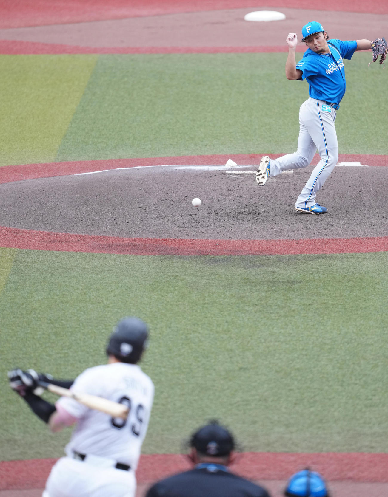 ロッテ対日本ハム　2回裏ロッテ無死、ソトに中前打を浴びる伊藤（撮影・鈴木みどり）