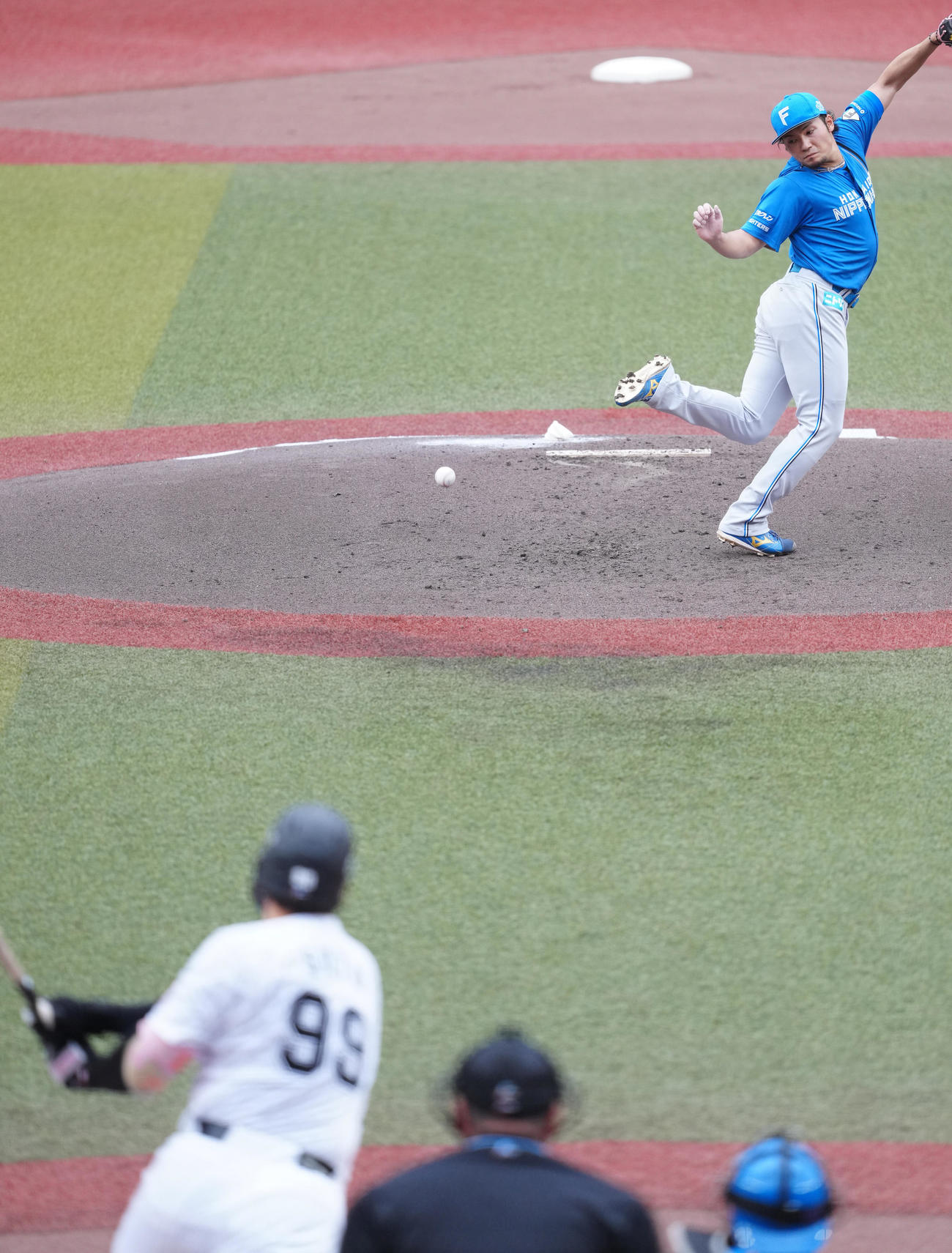 ロッテ対日本ハム　2回裏ロッテ無死、ソトに中前打を浴びる伊藤（撮影・鈴木みどり）
