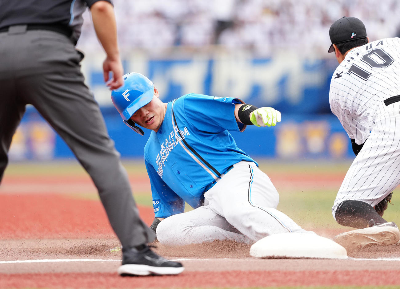 ロッテ対日本ハム　6回表日本ハ無死一塁、郡司の右前打で三塁へ滑り込む一塁走者清宮幸（撮影・鈴木みどり）