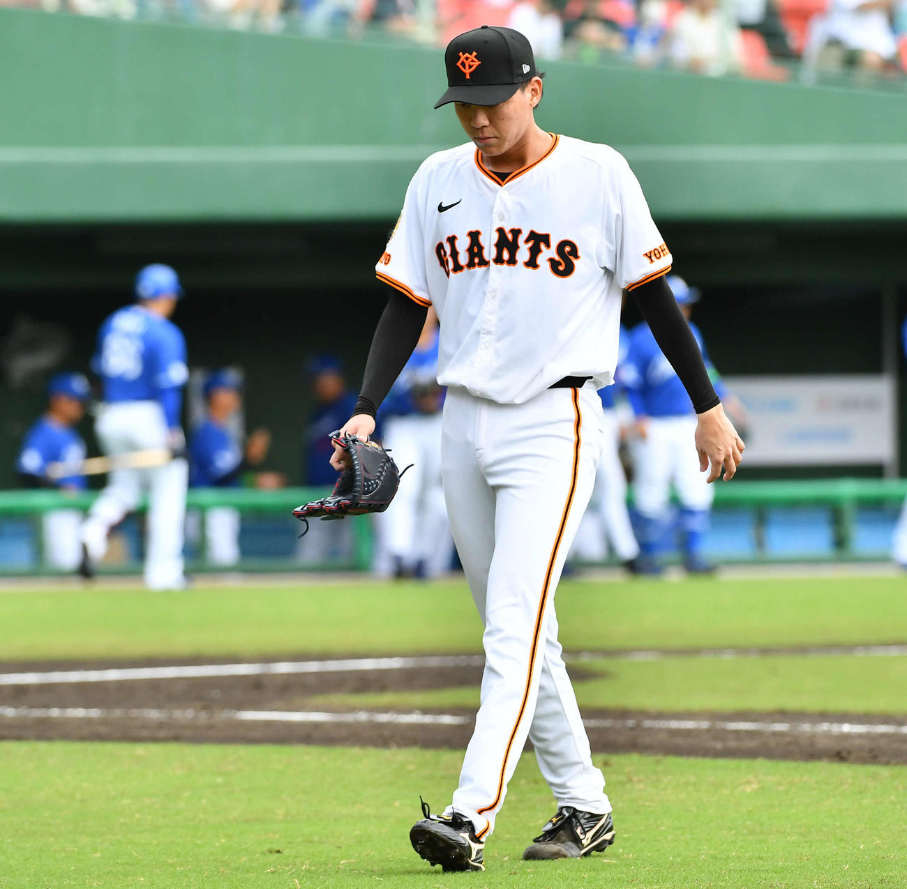 巨人対中日　2回表を終え、3点の先制を許した園田は肩を落としてベンチへ戻る（撮影・岩下翔太）