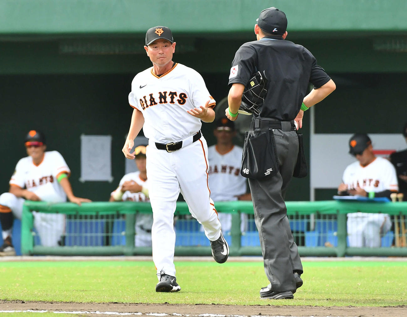 巨人対中日　6回表中日1死満塁、尾田に中前適時打を打たれた場面で投手の交代を告げ、マウンドへ向かう桑田2軍監督（撮影・岩下翔太）