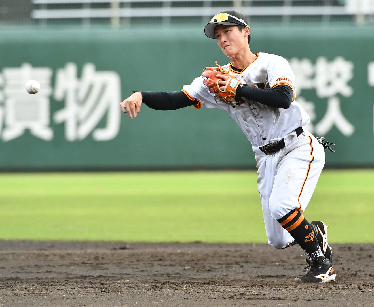 ファーム日本選手権巨人対中日　2回表中日1死二、三塁、尾田の二ゴロを処理する浦田（撮影・岩下翔太）