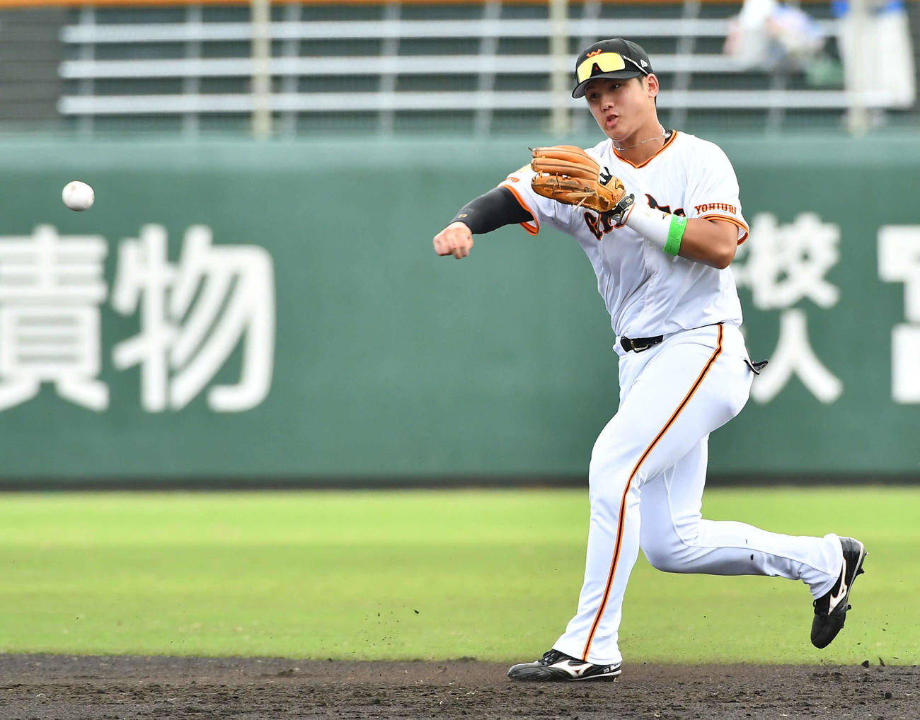 ファーム日本選手権巨人対中日　2回表中日無死、川越の遊ゴロを悪送球する石塚（撮影・岩下翔太）