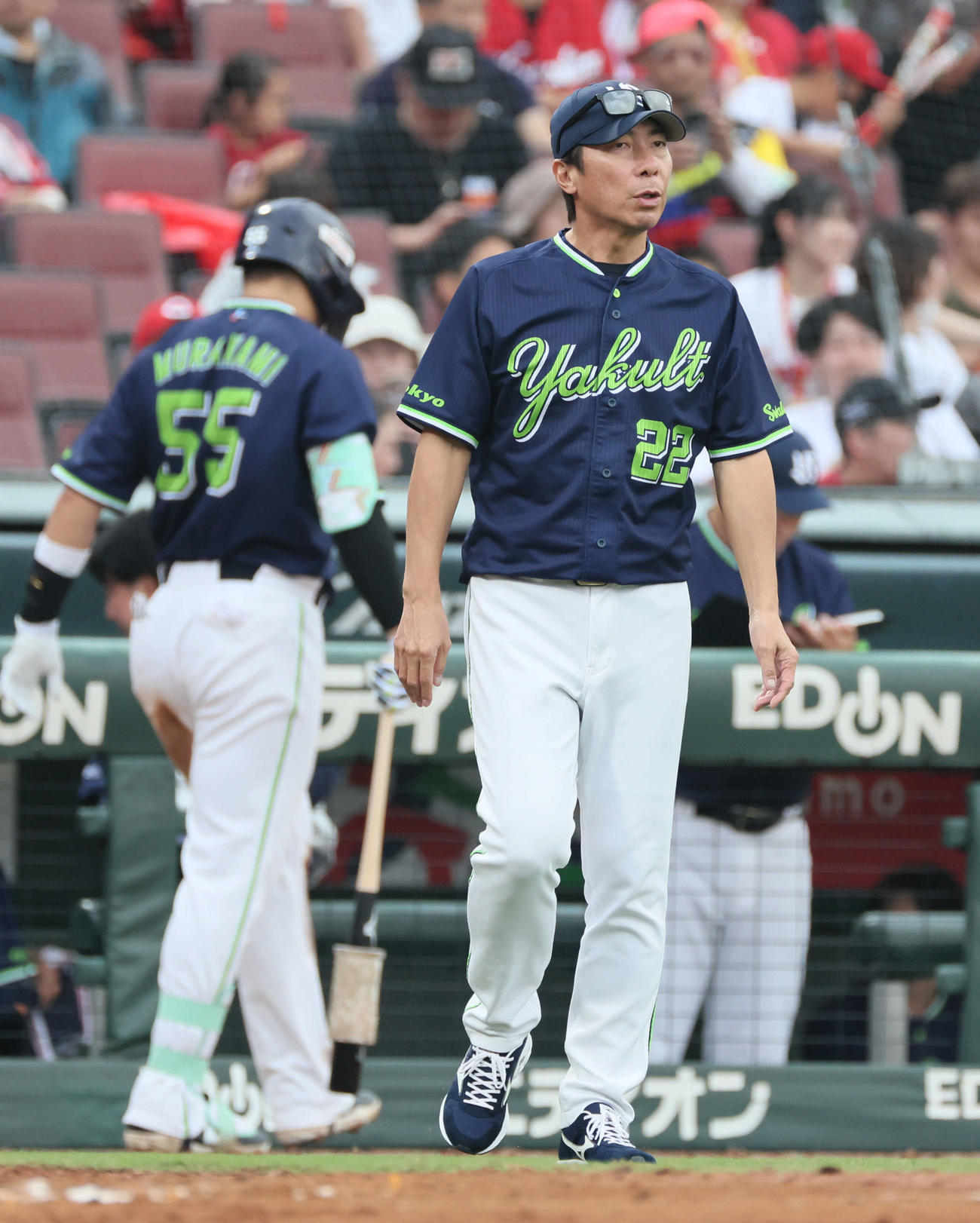 広島対ヤクルト　7回表終了時、交代を告げる高津監督。後ろは村上（撮影・加藤孝規）