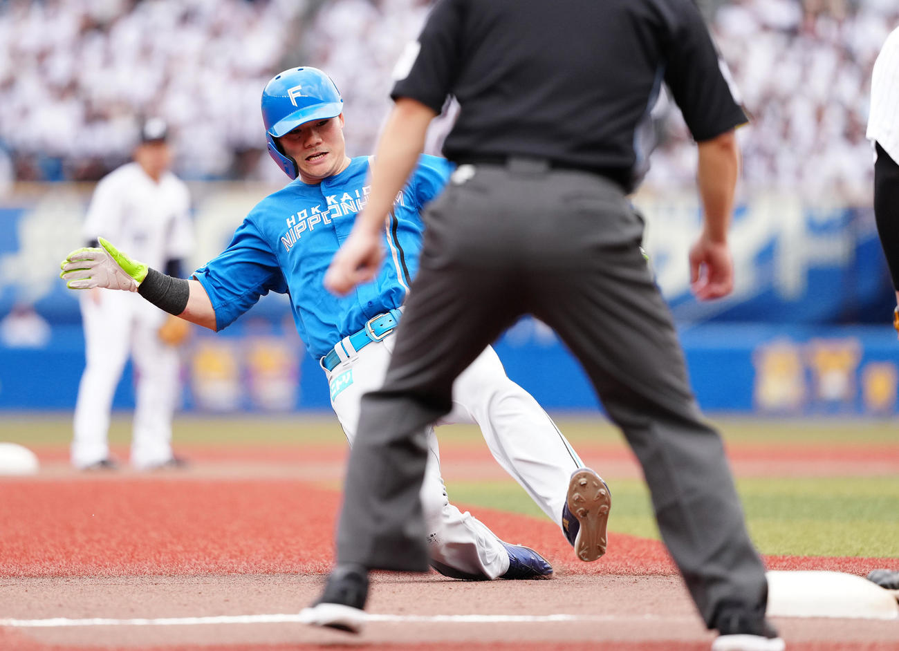 ロッテ対日本ハム　6回表日本ハ無死一塁、郡司の右前打で三塁へ滑り込む一塁走者清宮幸（撮影・鈴木みどり）