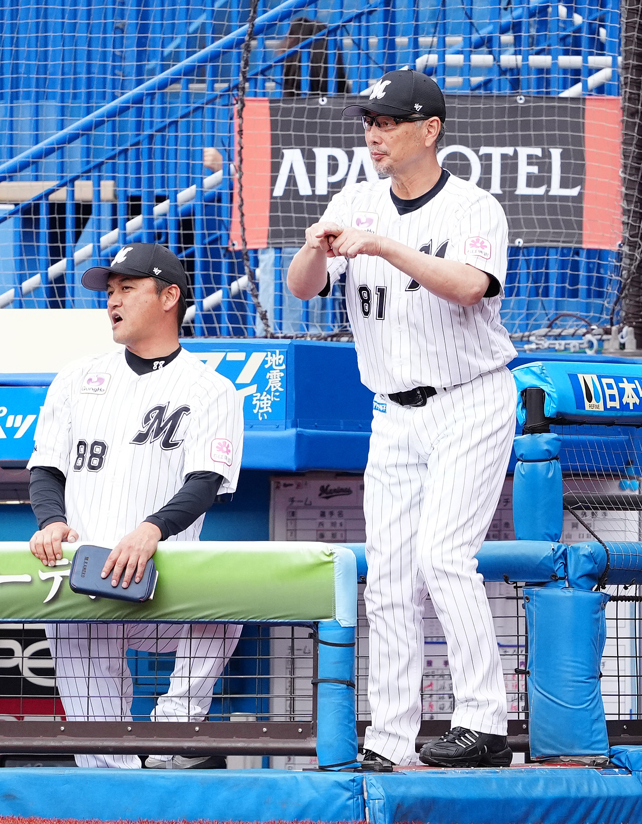 ロッテ対日本ハム　7回表日本ハム無死、代打水野が一塁セーフと判定された場面で、リクエストを行使する吉井監督（右）（撮影・鈴木みどり）