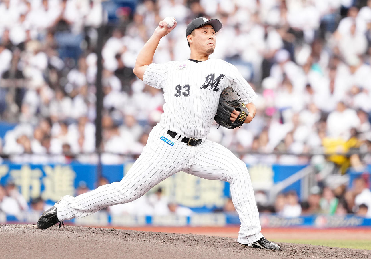 ロッテ対日本ハム　6回表から2番手で登板したロッテ八木（撮影・鈴木みどり）