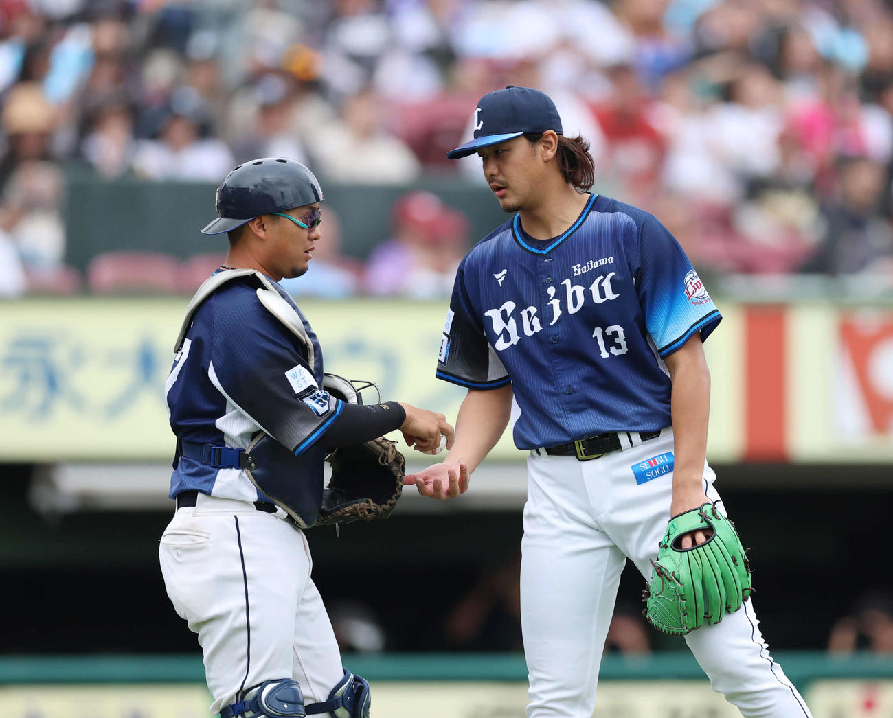 楽天対西武　3回裏楽天無死満塁、満塁のピンチに話をする西武高橋（右）と柘植（撮影・増田悦実）