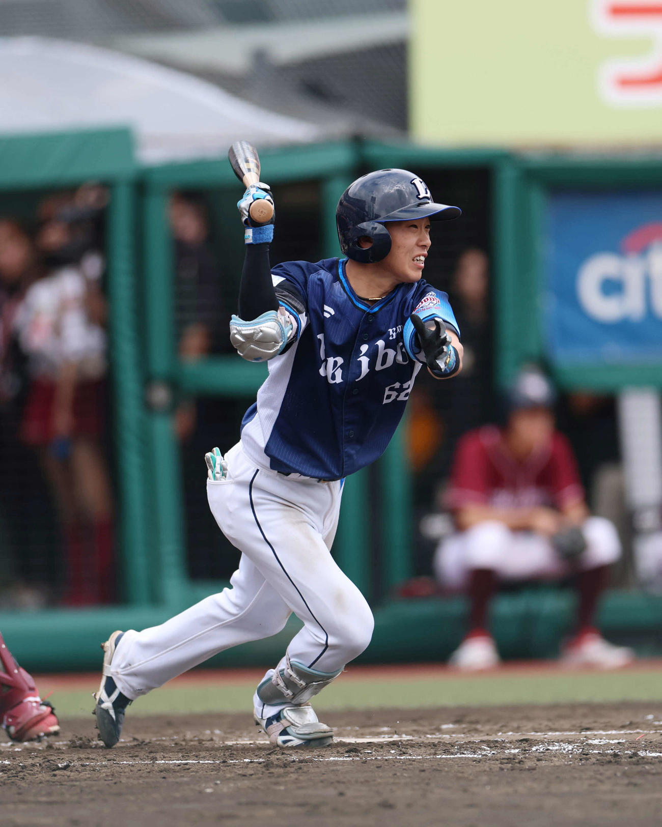 楽天対西武　3回表西武1死一塁、右安打を放つ滝沢（撮影・増田悦実）