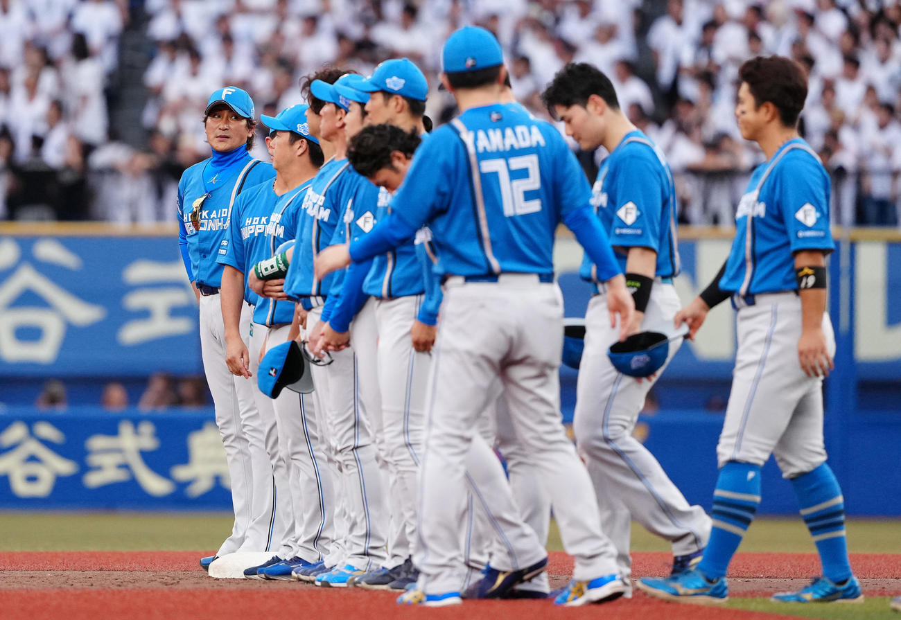 ロッテ対日本ハム　今季最終戦を終え、整列する日本ハム新庄監督（左）（撮影・鈴木みどり）