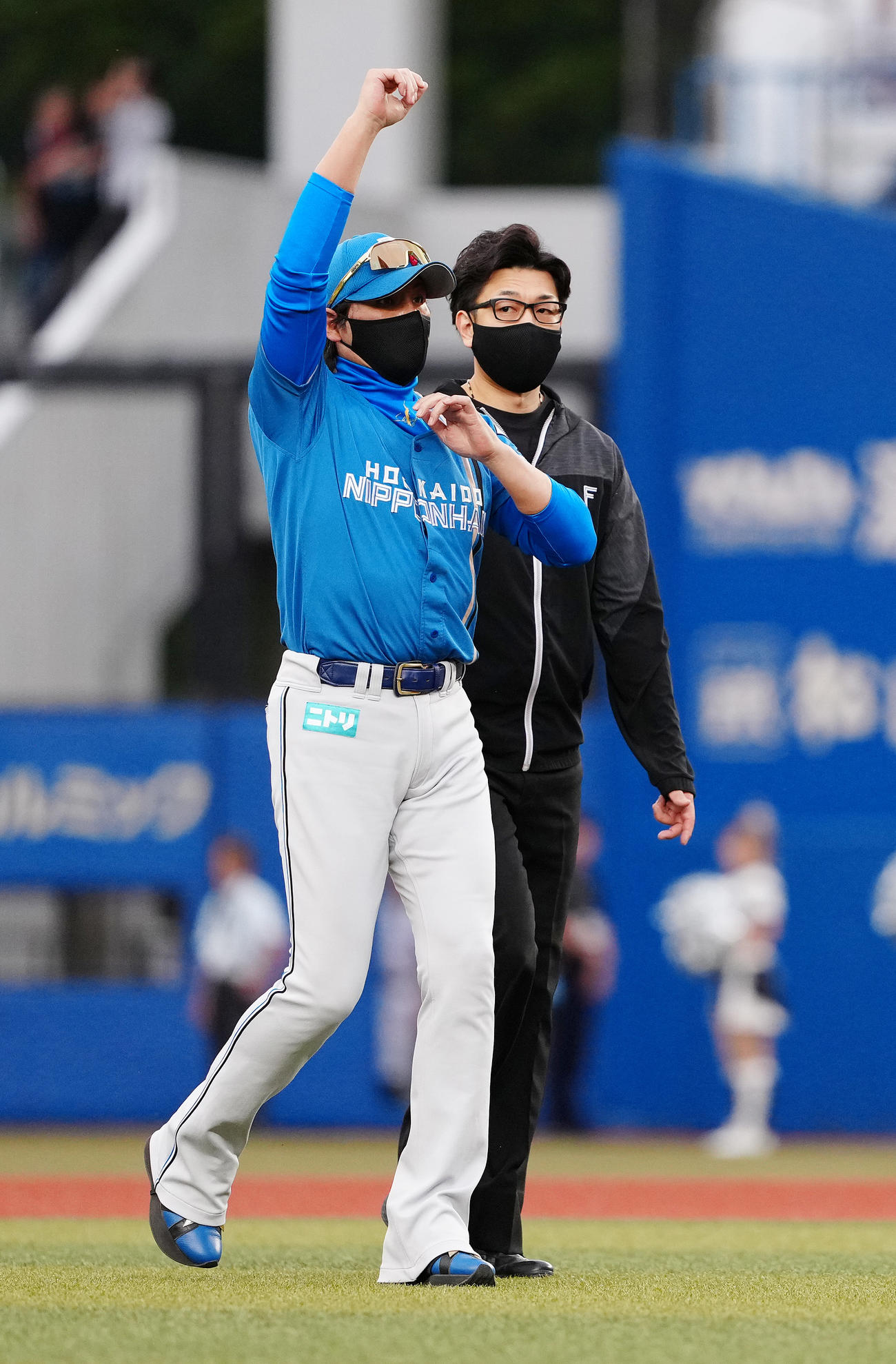 ロッテ対日本ハム　今季最終戦を終え、引き揚げる日本ハム新庄監督（左）（撮影・鈴木みどり）