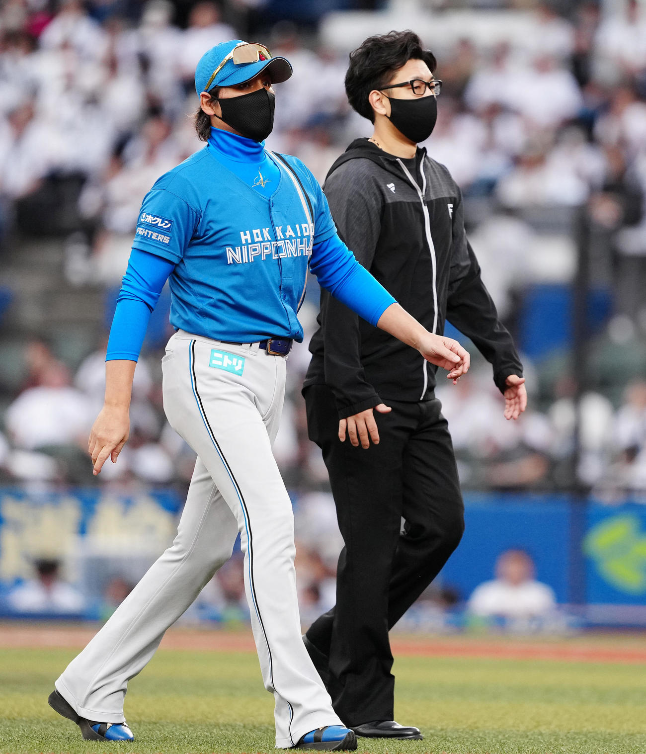 ロッテ対日本ハム　今季最終戦を終え、引き揚げる日本ハム新庄監督（左）（撮影・鈴木みどり）