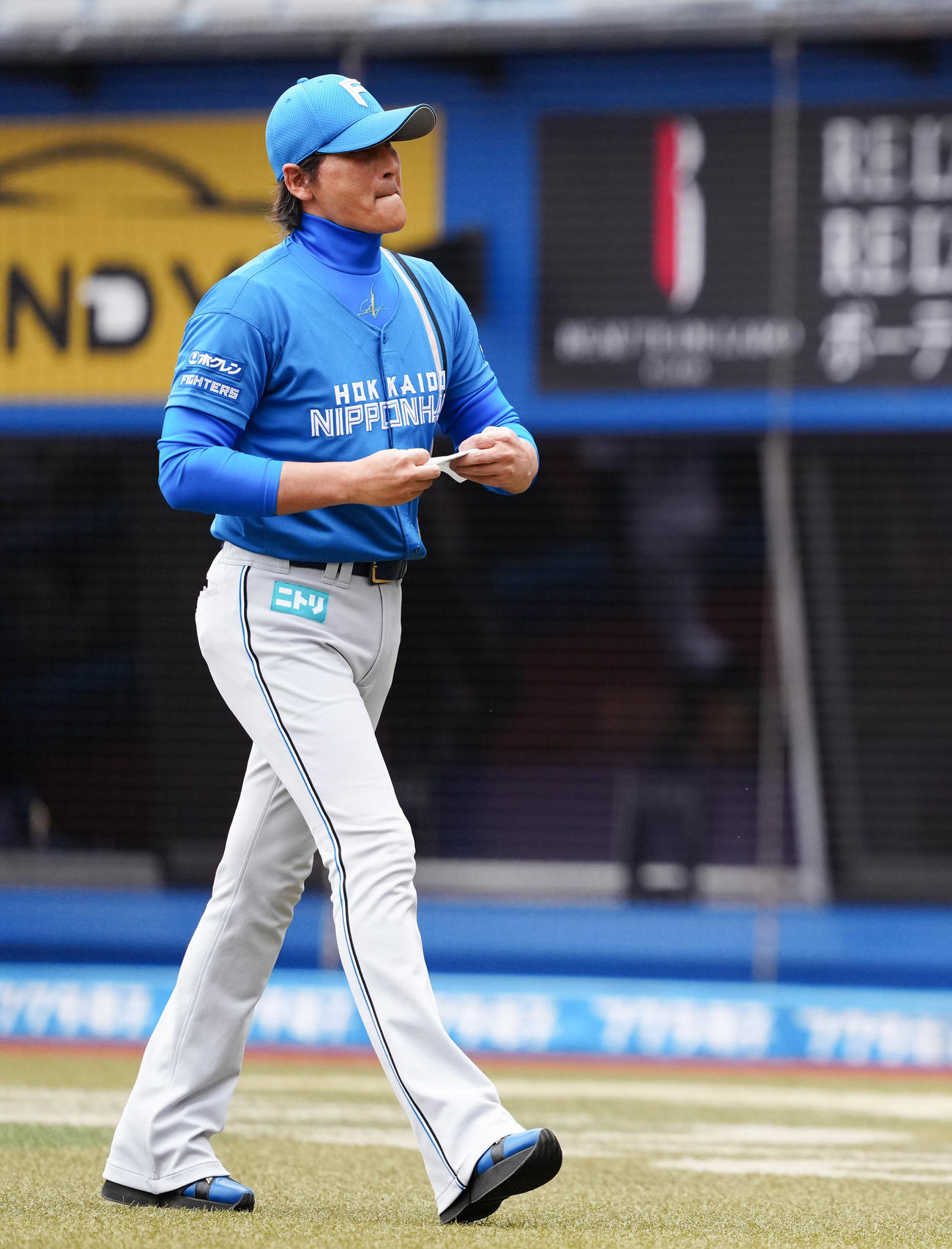 ロッテ対日本ハム　メンバー表最終確認を終えベンチへ戻る日本ハム新庄監督（撮影・鈴木みどり）