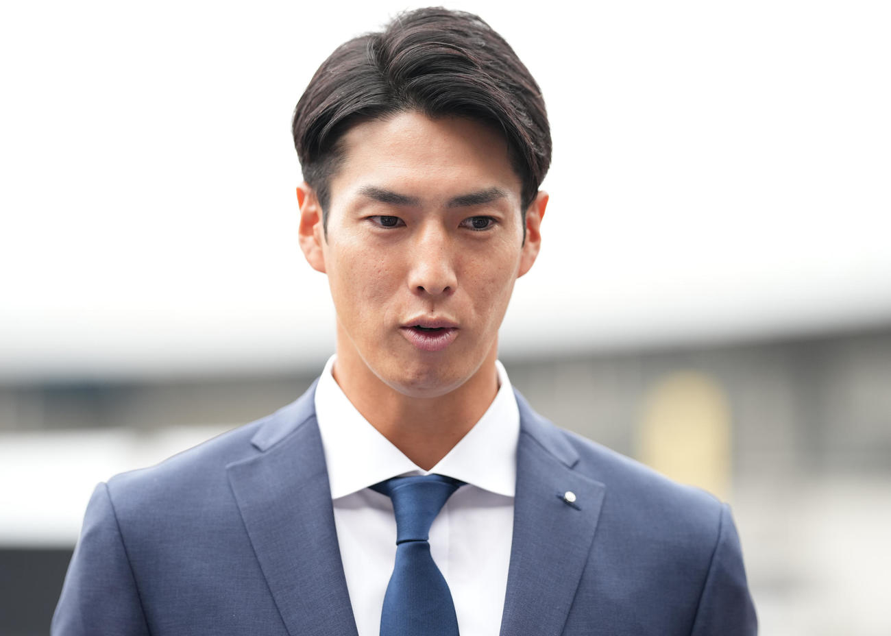 ロッテ対日本ハム　あいさつに訪れた日本ハム若林は取材に応じる（撮影・鈴木みどり）