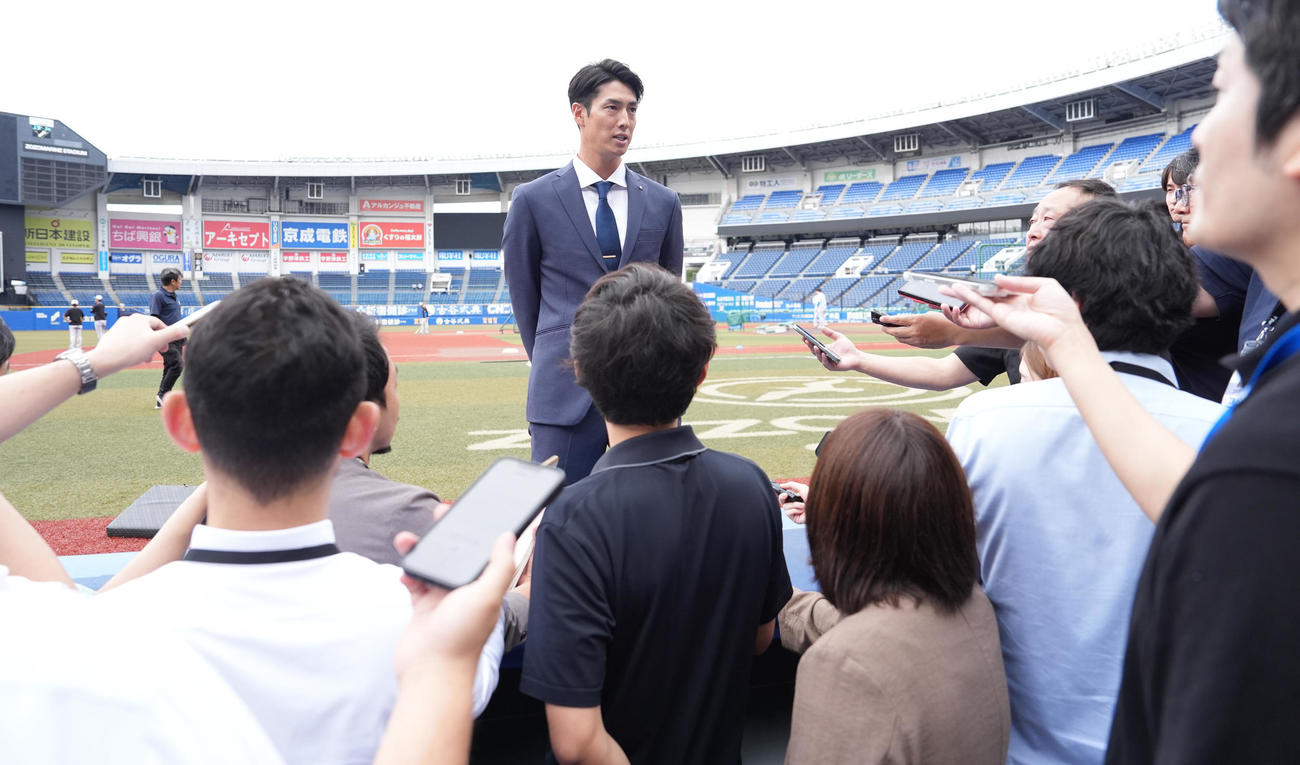 ロッテ対日本ハム　あいさつに訪れた日本ハム若林は取材に応じる（撮影・鈴木みどり）
