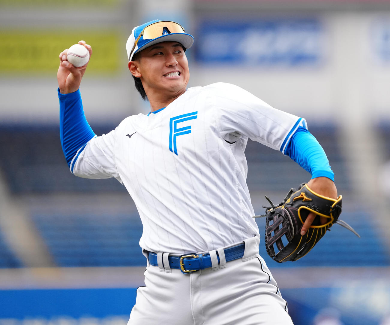 ロッテ対日本ハム　試合前練習でキャッチボールする日本ハム阪口（撮影・鈴木みどり）