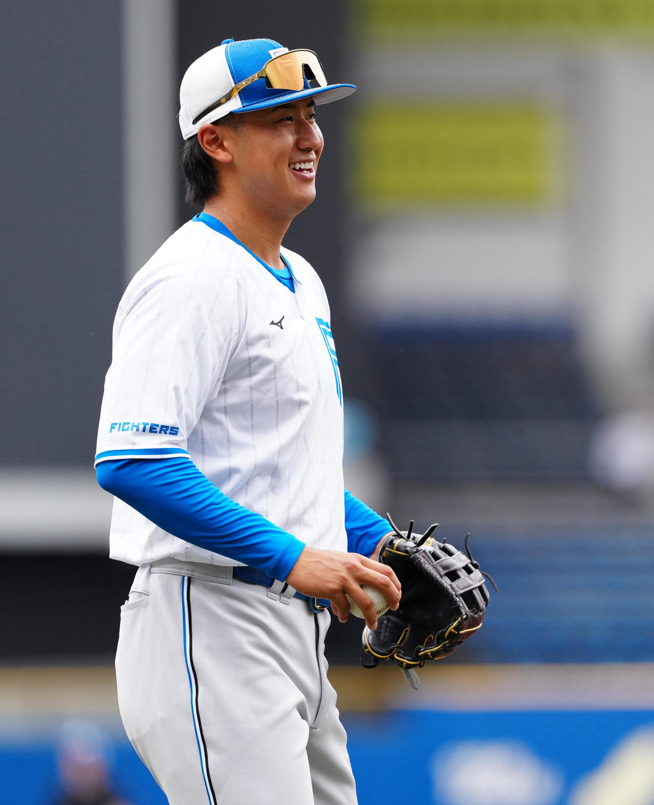 ロッテ対日本ハム　試合前練習で笑顔の日本ハム阪口（撮影・鈴木みどり）