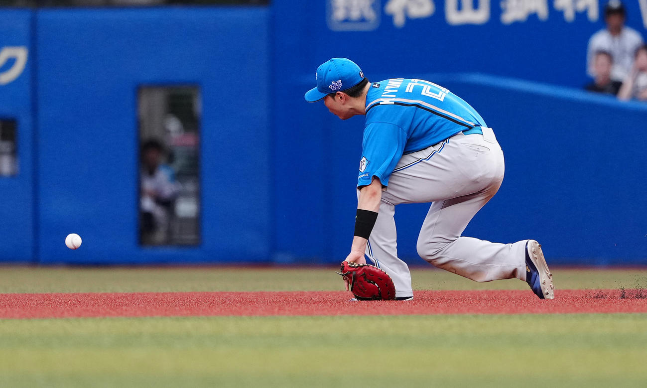 ロッテ対日本ハム　8回裏ロッテ1死、西川の打球を捕れず、内野安打を許す一塁手清宮幸（撮影・鈴木みどり）
