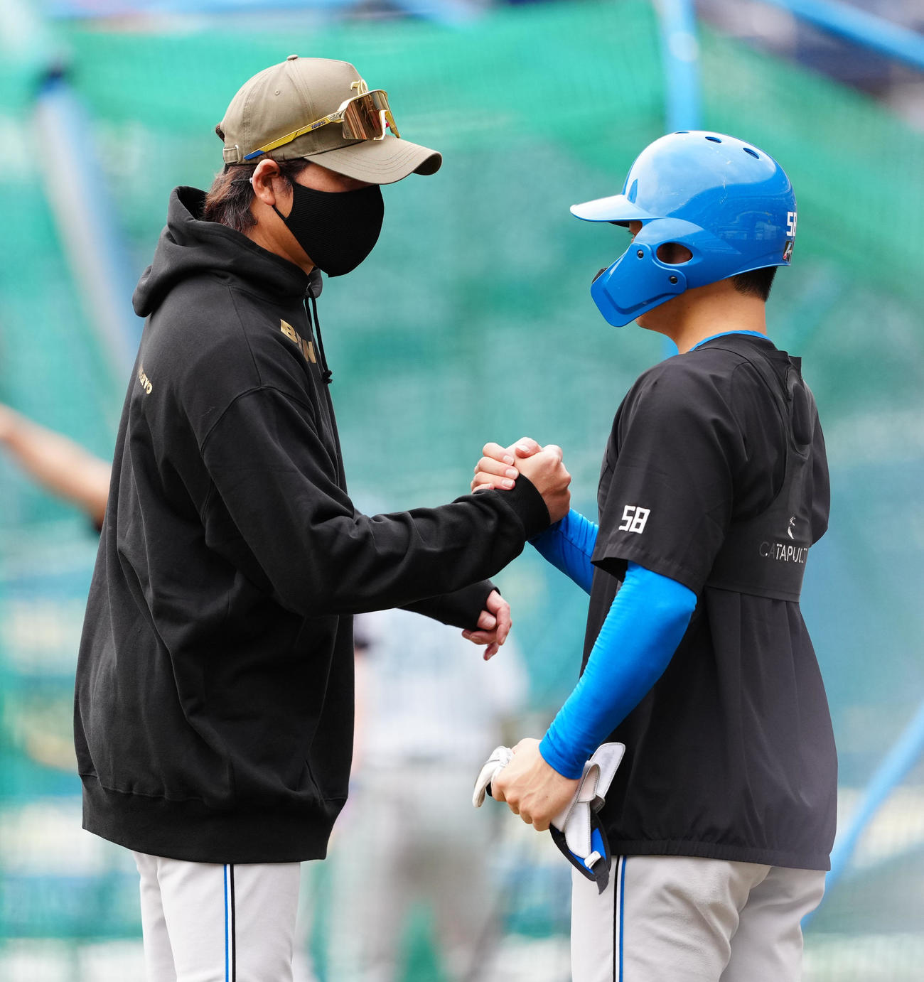 ロッテ対日本ハム　奈良間（右）と握手する日本ハム新庄監督（撮影・鈴木みどり）