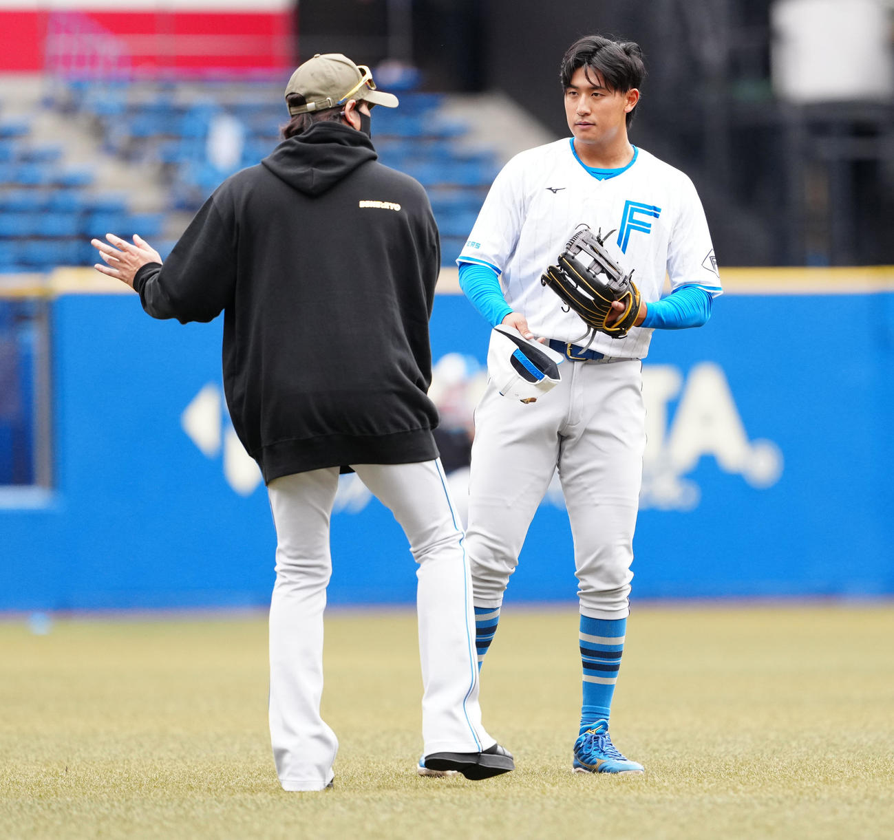 ロッテ対日本ハム　新庄監督（左）にあいさつする日本ハム阪口（撮影・鈴木みどり）