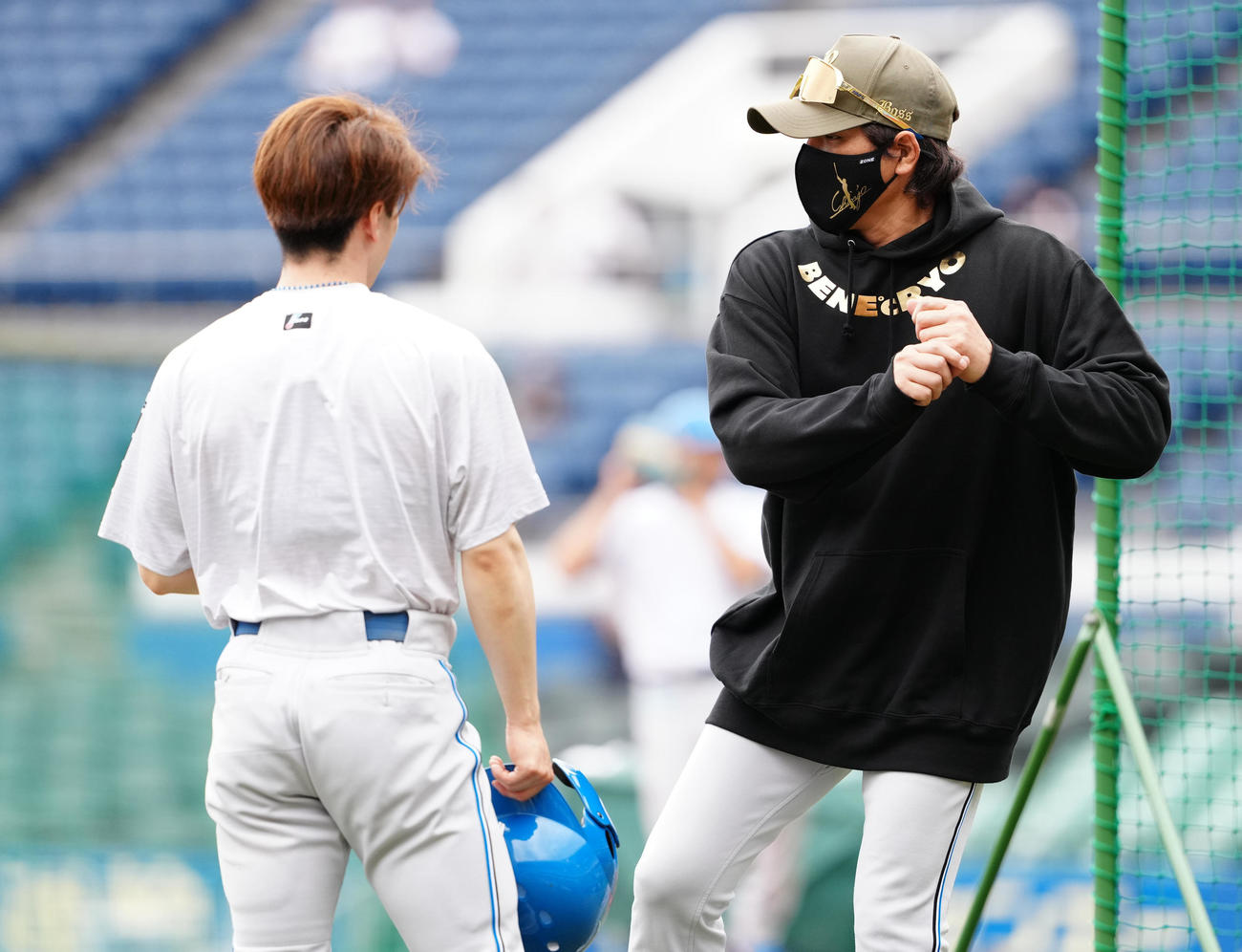 ロッテ対日本ハム　五十幡（左）に指導する日本ハム新庄監督（撮影・鈴木みどり）