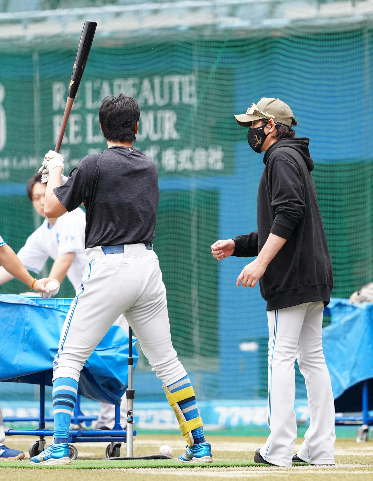 ロッテ対日本ハム　阪口（左）に指導する日本ハム新庄監督（撮影・鈴木みどり）