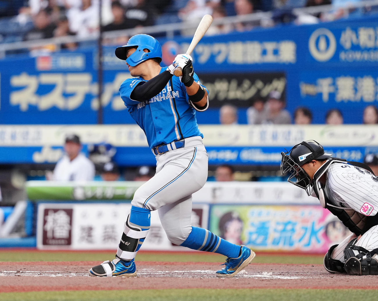 ロッテ対日本ハム　8回表日本ハム2死二、三塁、空振り三振に倒れる今川（撮影・鈴木みどり）