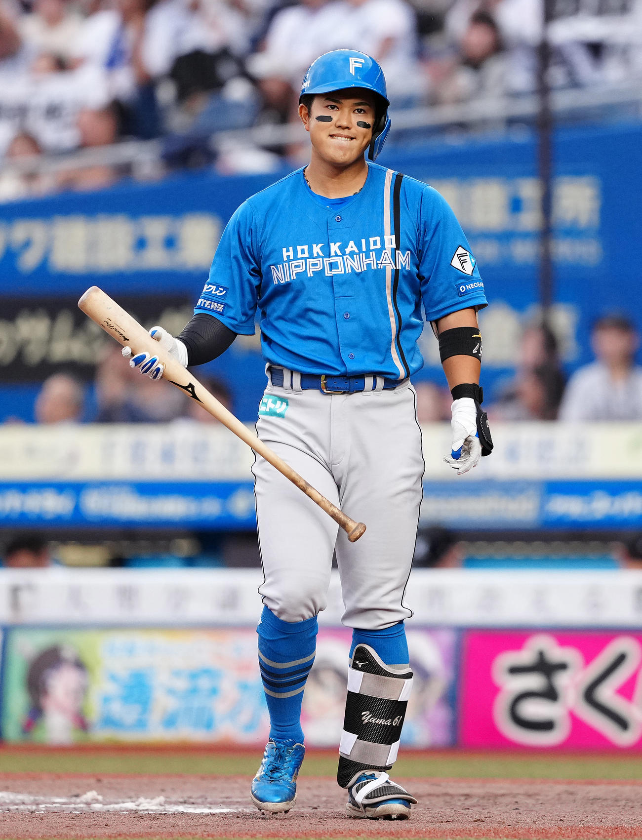 ロッテ対日本ハム　8回表日本ハム2死二、三塁、空振り三振に倒れ悔しげな表情の今川（撮影・鈴木みどり）