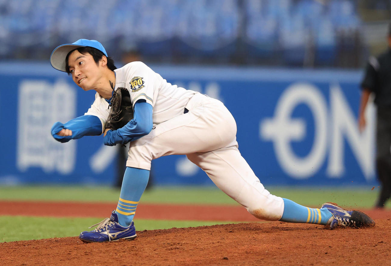慶大対東大　8回から登板した東大・渡辺（撮影・柴田隆二）　　