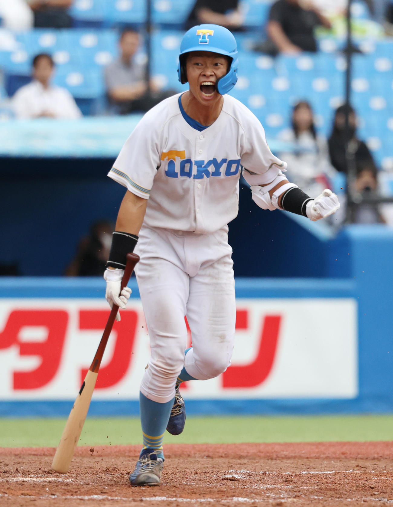 慶大対東大　4回裏東大1死満塁、青貝は押し出し死球にガッツポーズする（撮影・柴田隆二）　　